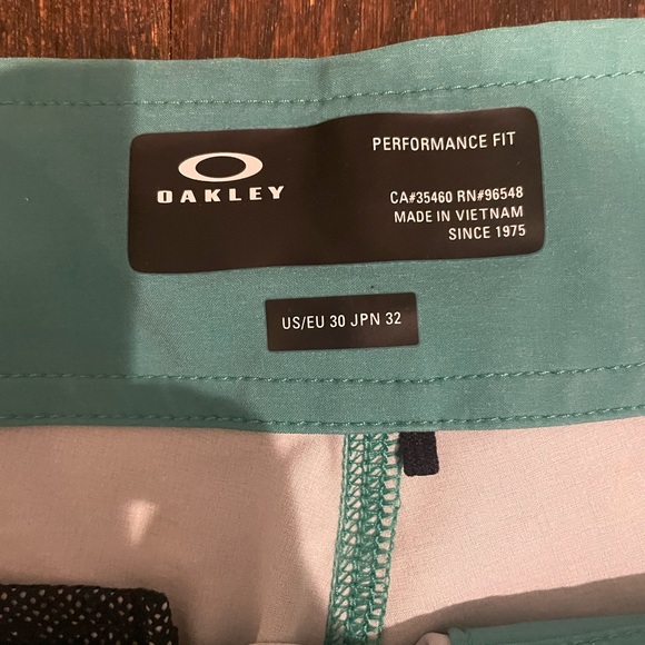 Oakley men’s swim trunks - Picture 3 of 3